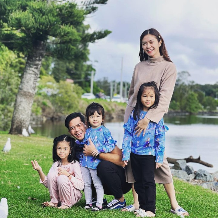<p>Presenter Surya Insomnia sudah satu dekade lebih menjalin hubungan dengan Tyara Renata. Menikah sejak 2013 silam, mereka sudah dikaruniai tiga orang anak yang semuanya berjenis kelamin perempuan, Bunda. Mereka adalah Milaya Tatiana Surya, Milena Aurora Surya, dan Millian Ariella Surya. (Foto: Instagram @suryainsomnia/@fajarpamungkaspic)</p>