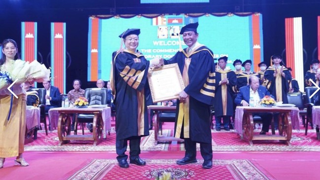 Ketua Dewan Pertimbangan Presiden (Watimpres) Wiranto menerima gelar Doktor Honoris Causa pada bidang sosial politik dari Universitas Cambodia, Senin (8/1).