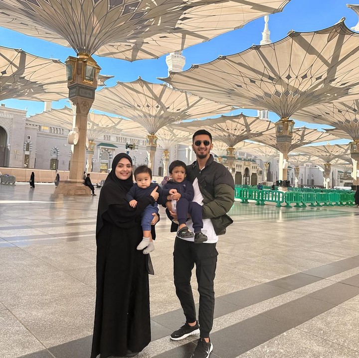 <p>Selanjutnya, ada artis Vebby Palwinta yang pertama kali mengajak anak-anak balitanya ikut umrah ke Tanah Suci. Vebby menceritakan jika momen ini menjadi caranya untuk mengenalkan agama Islam kepada putranya. "Semoga Allah selalu jaga pertama kali ibadah bawa anak anak, <em>MasyaAllahh</em> memang indah dan nikmatnya berasa bgt. walaupun ada bgt ya rempongnya, tp <em>insyaAllah</em> niat ibadah ini memang sekaligus pengen mereka khususnya Ali mengenal Agama nya.. semoga momen ini ga terlupakan ya nak," tulis Vebby sebagai keterangan fotonya. (Foto: dok. Instagram @vebbypalwinta)</p>