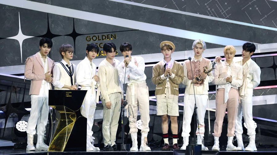 ZEROBASEONE Boyband K-Pop ZEROBASEONE saat menerima piala penghargaan Rookie Awards di Golden Disc Awards 2024, Sabtu (6/1/2024), di Jakarta International Stadium (JIS).