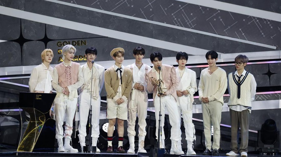 Boyband K-Pop ZEROBASEONE saat menerima piala penghargaan Album Bonsang di Golden Disc Awards 2024, Sabtu (6/1/2024), di Jakarta International Stadium (JIS).