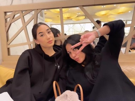 7 Potret Anggun Liburan Bareng Keluarga di London, Visual Sang Putri Curi Perhatian