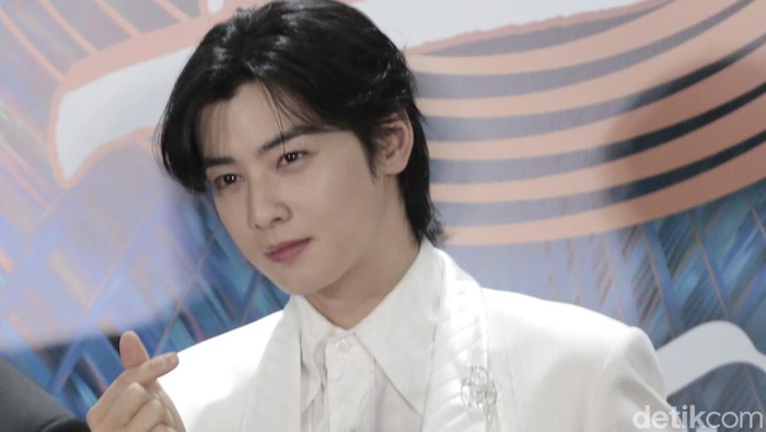 Cha Eun Woo saat menghadiri karpet merah Golden Disc Awards 2024 di Jakarta International Stadium pada Sabtu (6/1/2024).