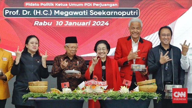 Tiga kali Puan mengulang gestur salam metal tiga jari saat ditanya wartawan soal Ma'ruf Amin, "Tanggapannya ya metal. Merah total."