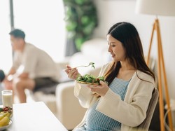 Benarkah Ibu Hamil Nggak Boleh Makan Ikan Mentah? Dokter Bilang Gini