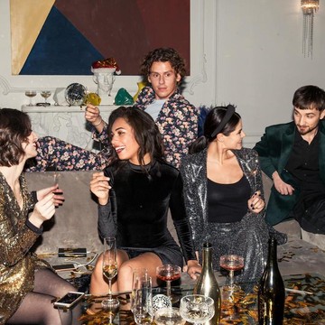 Stop Bingung! Ini Ide Outfit Glam untuk Malam Tahun Baru, dari Casual hingga Party-Ready