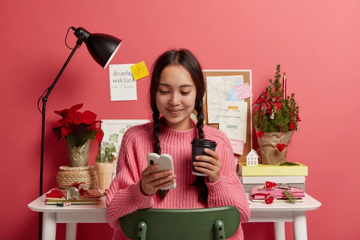 Mengatur Screen Time/ Foto: freepik.com/wayhomestudio