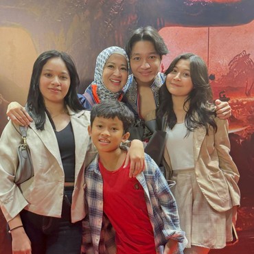 7 Potret Akrab Okie Agustina Bareng Empat Anaknya dari Pasha Ungu & Gunawan Dwi