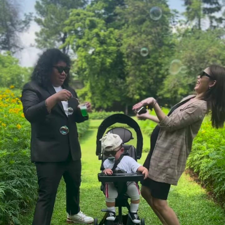 <p>Pada kehamilan ini Cessen tak banyak membagikan cerita soal kehamilannya. Namun, beberapa waktu lalu ia membagikan sebuah video kebersamaannya dengan suami dan anak. Pada video tersebut baby bump-nya sudah terlihat jelas. (Foto: Instagram: @ceseniy)</p>