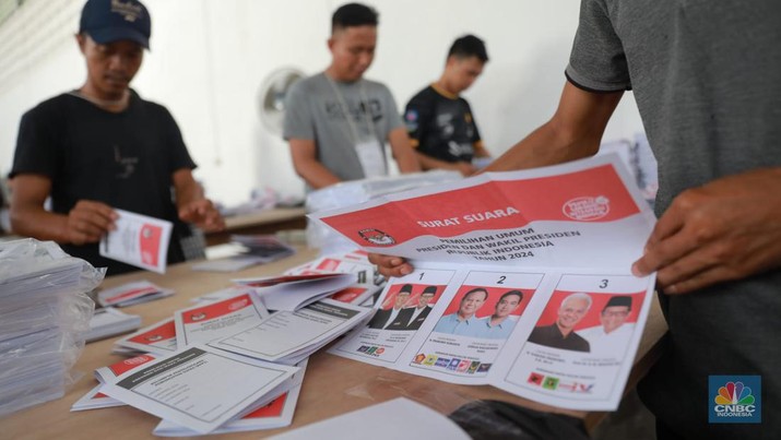 Ratusan pekerja melipat surat suara saat penyortiran dan pelipatan surat suara pemilihan presiden (Pilpres) 2024 di Gudang KPU Jakarta Timur, Kawasan Jakarta Industrial Estate Pulogadung (JIEP), Jakarta Timur, Selasa (9/1/2024). (CNBC Indonesia/Muhammad Sabki)