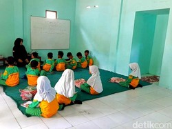 Siswa SD Bondowoso 10 Bulan Belajar di Musala gegara Gedung Sekolah Rusak