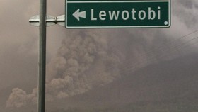 Gunung Lewotobi Laki-laki NTT Erupsi, Semburkan Abu Vulkanik 700 Meter