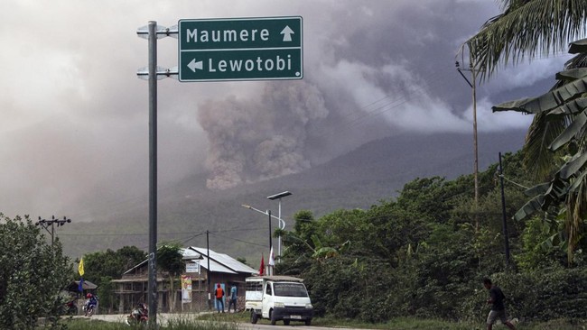 Gunung Lewotobi Laki-laki di Kabupaten Flores Timur NTT kembali mengalami erupsi dengan tinggi kolom abu lebih kurang 900 meter di atas puncak.