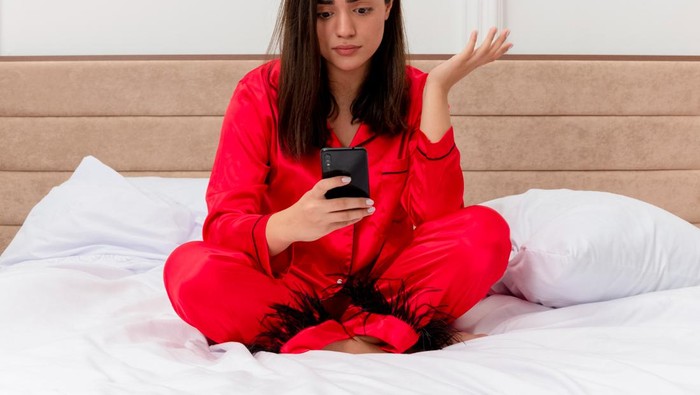 Tidak Menggunakan Ponsel Sebelum Tidur/ Foto: freepik.com/stockking