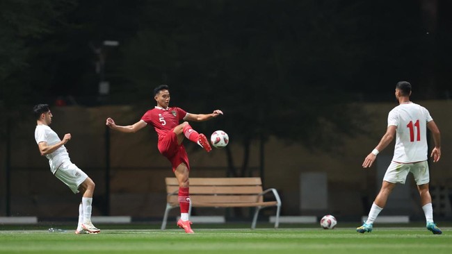 Iran dilaporkan sengaja bermain dengan 10 pemain di lapangan saat melawan Timnas Indonesia pada akhir babak pertama untuk menguji mental pemain.