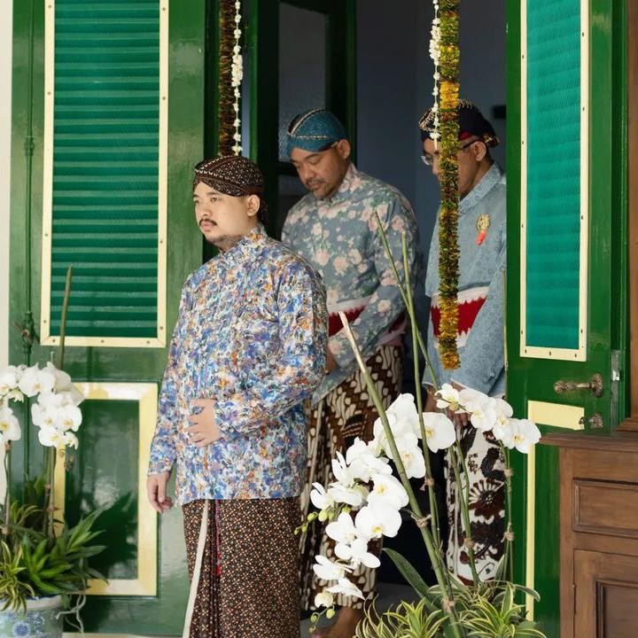 <p>Putra Paku Alam X, BPH Kusumo Kuntonugroho, akan segera menikah dengan dr. Laily Annisa Kusumastuti, Bunda. Selasa (9/1/2024), rangkaian Dhaup Ageng memasuki Upacara Siraman yang dilakukan secara terpisah.(Foto: Instagram @humasjogja dan @purapakualaman)<br /><br /><br /></p>