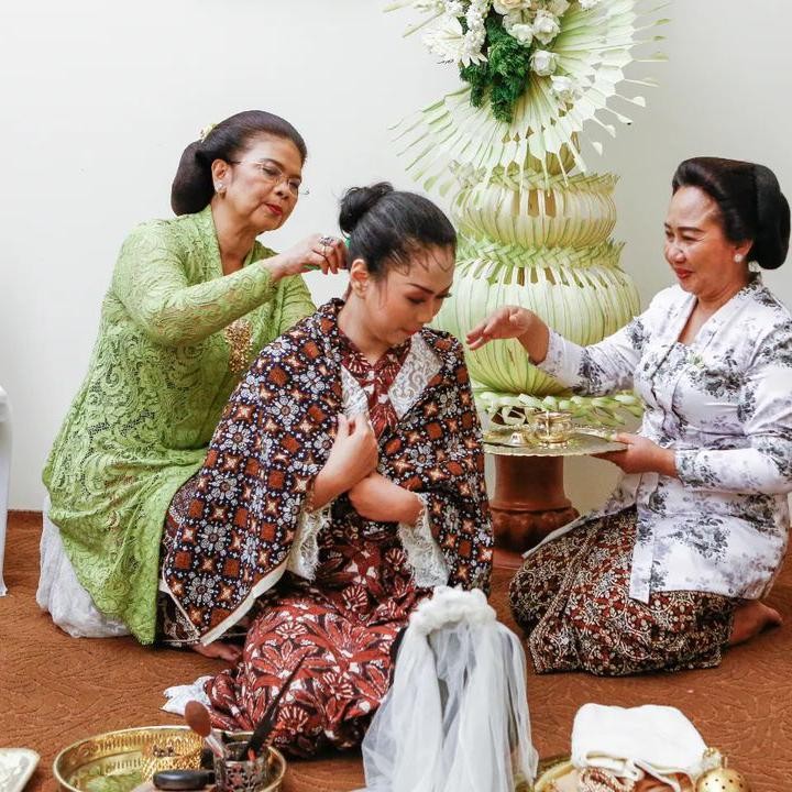 <p>Setelah siraman, kedua calon pengantin dikenakan kain batik bermotif Indra Widagda Jatmika dengan paduan motif tradisional ‘nitik’. Di baliknya menyimpan makna berupa harapan akan hadirnya ketenangan dan keharmonisan di hati kedua calon pengantin.(Foto: Instagram @humasjogja dan @purapakualaman)<br /><br /><br /></p>