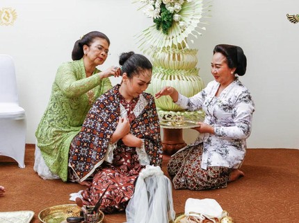 7 Potret Prosesi Siraman Royal Wedding Yogya, Ada Makna Khusus di Balik Motif Batik Calon Pengantin