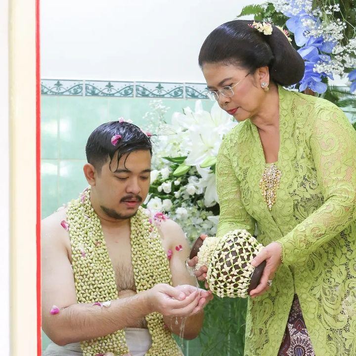 <p>Sedangkan prosesi siraman calon pengantin putra dilakukan GKBRAA Paku Alam selaku ibunda, kemudian permaisuri Sri Sultan Hamengku Buwono X, GKR Hemas.(Foto: Instagram @humasjogja dan @purapakualaman)<br /><br /><br /></p>