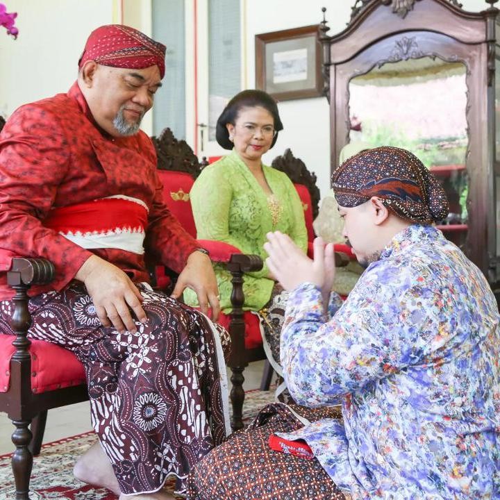 <p>Upacara siraman ini sebagai bentuk pembersihan diri secara lahiriah dan batiniah bagi calon pengantin. Dalam potret yang dibagikan, suasana terlihat penuh suka cita. (Foto: Instagram @humasjogja dan @purapakualaman)<br /><br /><br /></p>