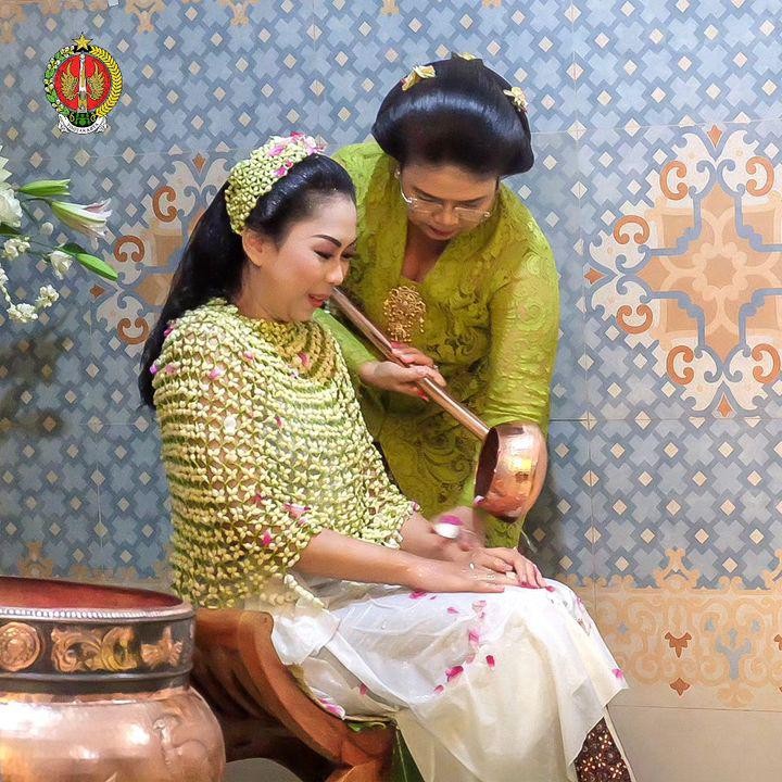 <p>Prosesi siraman calon pengantin putri pun dilakukan Permaisuri Kadipaten Pakualaman, GKBRAA Paku Alam, orang tua calon pengantin putri, Tri Prabowo, bibi, serta eyang dari calon pengantin putri.(Foto: Instagram @humasjogja dan @purapakualaman)<br /><br /><br /></p>