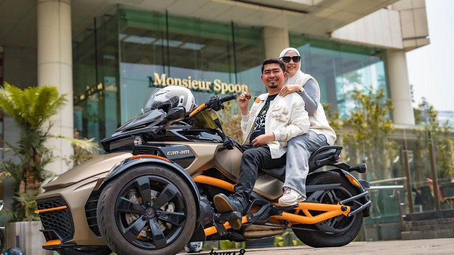 Ustaz Solmed dan April Jasmine