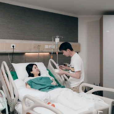 7 Momen Valencia Tanoe Melahirkan Anak Pertama Ditemani Orang Tua Kevin Sanjaya