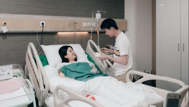 7 Momen Valencia Tanoe Melahirkan Anak Pertama Ditemani Orang Tua Kevin Sanjaya