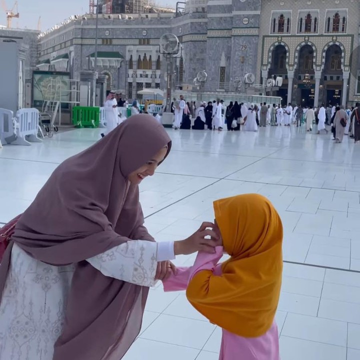 <p>Postingan ini juga mendapat banyak reaksi positif dari netizen. Mereka turut mengaminkan doa Acha dan berharap yang terbaik untuk keluarga tersebut. "Smoga ibadah umrohnya mabrur, aamiin," kata @dewiiraw****.(Foto: Instagram @septriasaacha)<br /> <br /><br /></p>