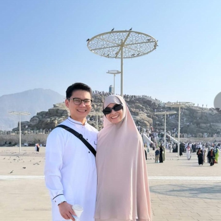 <p>Semoga ibadah yang dijalani Acha bersama suami serta putrinya berjalan lancar ya, Bunda. (Foto: Instagram @septriasaacha)</p>