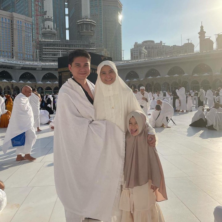 <p>Momen-momen saat berada di Tanah Suci pun ia bagikan di akun media sosial Instagram. Diketahui, mereka sudah menyelesaikan rangkaian ibadah. <em>"Alhamdulillah..</em> selesai rangkaian Umrah semoga diterima di sisi Allah Amiin Yra," tulisnya di kolom <em>caption</em> melalui akun @septriasaacha.(Foto: Instagram @septriasaacha)<br /><br /><br /></p>