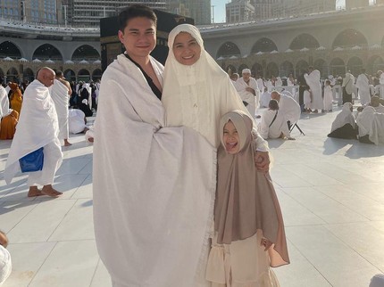 5 Potret Acha Septriasa Jalani Ibadah Umrah Bersama Suami dan Putrinya