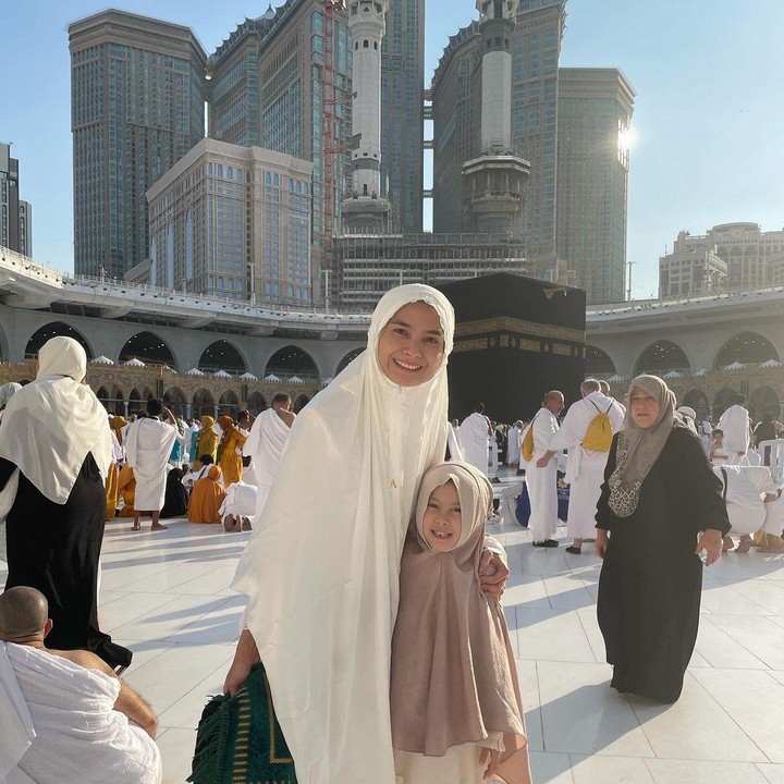 <p>Aktris sekaligus penyanyi Acha Septriasa menjalani ibadah umrah, Bunda. Tak sendirian, ia membawa serta suami dan putri semata wayangnya. (Foto: Instagram @septriasaacha)<br /><br /><br /></p>