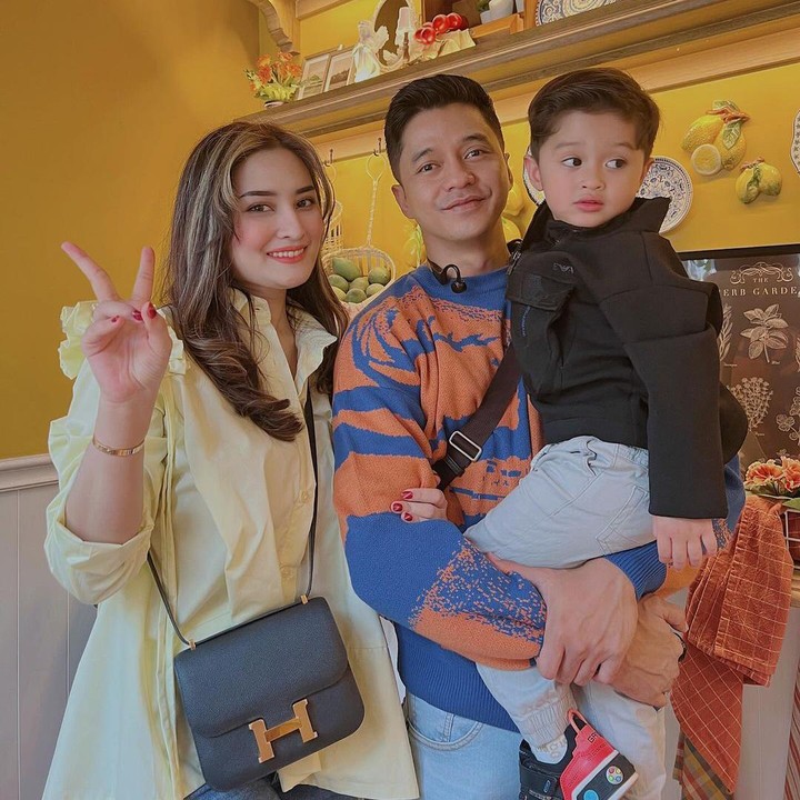 <p>Sejak menikah, rumah tangga Adly dan Angbeen memang jauh dari isu miring. Keduanya sering menghabiskan waktu bersama baik berdua atau bertiga dengan anak mereka. (Foto: Instagram @adlyfayruz/ @angbeenrishi)</p>
