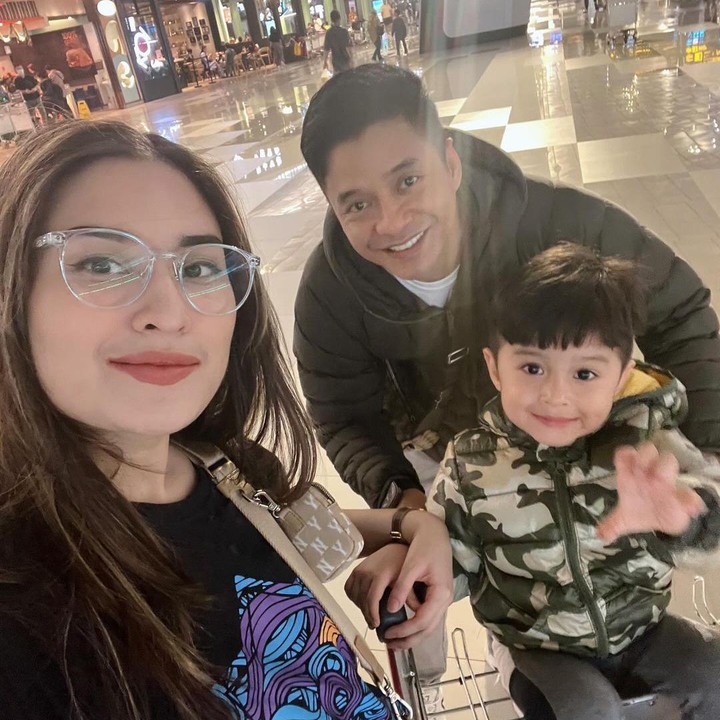 <p>Adly Fayruz resmi menikah dengan Angbeen Rishi pada 28 Maret 2020 di Jakarta. Dari pernikahan ini, keduanya dikaruniai seorang anak laki-laki bernama Ardashir Behrouz Al Barraq, Bunda. Saat ini, sang putra berusia 3 tahun. (Foto: Instagram @adlyfayruz/ @angbeenrishi)</p>