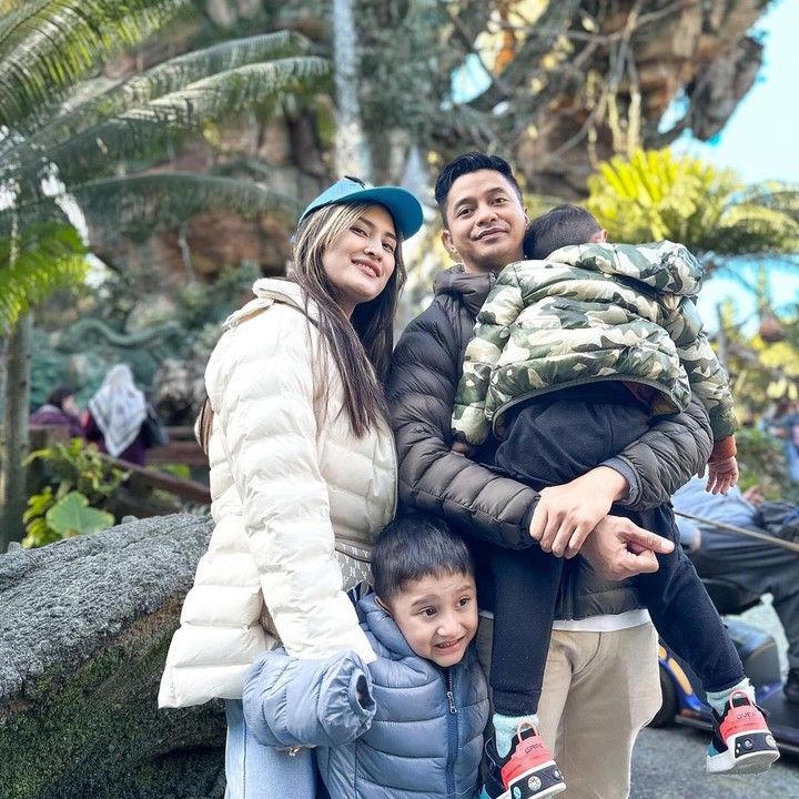 <p>Pasangan ini kerap menghabiskan waktu dengan berjalan-jalan, Bunda. Tampaknya, Adly dan Angbeen sangat suka mengajak anaknya melakukan aktivitas outdoor. (Foto: Instagram @adlyfayruz/ @angbeenrishi)</p>