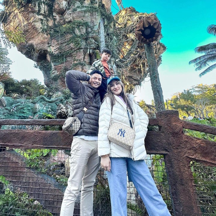 <p>Pasangan yang hampir 4 tahun menikah ini quality time ke Walt Disney World di Amerika Serikat. Keduanya menghabiskan libur awal tahun sekaligus merayakan ulang tahun Ardashir di Negeri Paman Sam. (Foto: Instagram @adlyfayruz/ @angbeenrishi)</p>