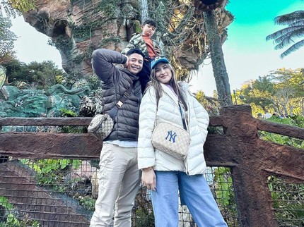 7 Potret Terbaru Adly Fayruz Bareng Istri dan Anak yang Berwajah Bule