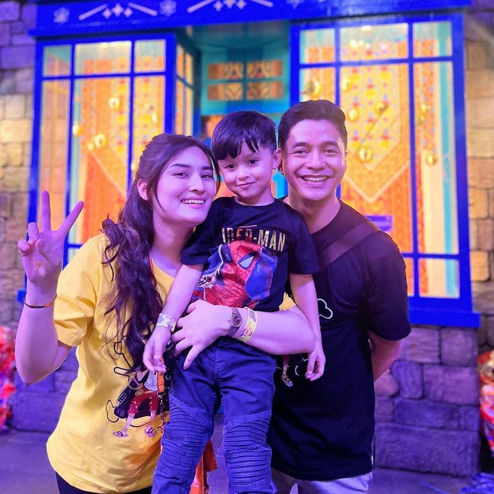 <p>Putra semata wayang Adly, Ardashir, banyak mendapatkan pujian dari netizen karena memiliki paras bule yang tampan. Tak sedikit pula yang mengatakan wajah Ardashir mirip sang Bunda yang memang memiliki darah blasteran India dan Jerman. (Foto: Instagram @adlyfayruz/ @angbeenrishi)</p>