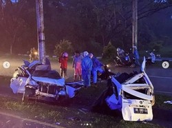 Viral Avanza Terbelah Dua Usai Tabrak Baliho, Diduga Kena Aquaplaning