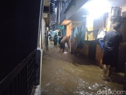 Warga Berlarian Saat Air Meluap dari Sungai Cikapundung