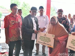 Bupati Fauzi Serahkan Bantuan Rehabilitasi Rumah untuk Korban Angin Kencang
