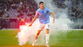 FOTO: Derby Panas Lazio vs Roma Diwarnai Bentrok Suporter