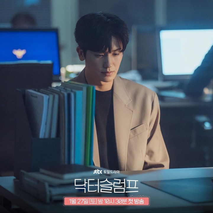 <p>Nasib Yeo Jeong Woo dikisahkan berubah drastis usai mengalami suatu insiden yang membuatnya terpuruk. Ia kemudian dipertemukan dengan Nam Ha Neul yang sebelumnya juga berprofesi dokter. (Foto: Instagram @jtbcdrama)</p>