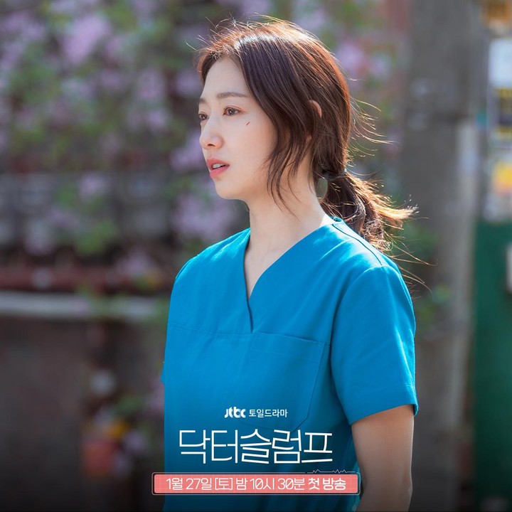 <p>Sama seperti Jeong Woo, Nam Ha Neul juga pernah menjalani profesi dokter. Ia dikenal sebagai dokter anestesi yang cerdas. (Foto: Instagram @jtbcdrama)</p>