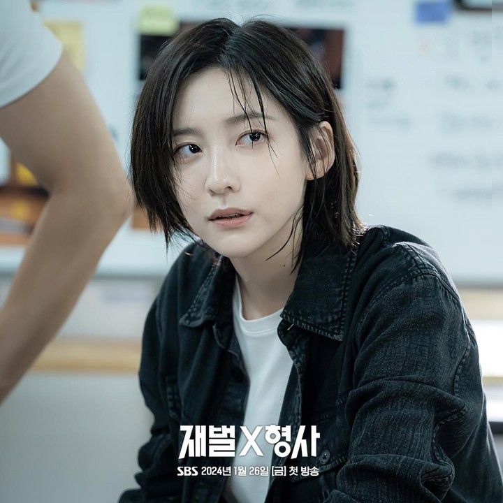 <p>Ahn Bo Hyun beradu akting dengan Park Ji Hyun yang memainkan peran Lee Kang Hyun. Sebagai detektif veteran, Kang Hyun menjadi pemimpin perempuan pertama di departemen kejahatan. Keduanya diharuskan untuk bekerja sama menangkap penjahat. Ini merupakan reuni Ahn Bo Hyun dan Park Ji Hyun setelah bermain di drama Korea <em>Yumi's Cells.</em> (Foto: Instagram @sbsdrama.official)</p>