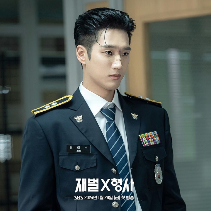 <p>Di serial ini, Ahn Bo Hyun berperan sebagai Jin Yi Soo. Dia adalah pria tajir alias <em>chaebol</em> yang menjadi detektif untuk bersenang-senang. Yi Soo memanfaatkan kekayaan dan koneksinya sebagai orang kaya untuk menangkap para kriminal. (Foto: Instagram @sbsdrama.official)</p>