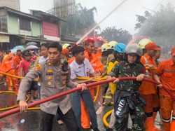 Warga Terluka Usai Lompat dari Lantai 2 Saat Kebakaran di Jl Saharjo Jaksel