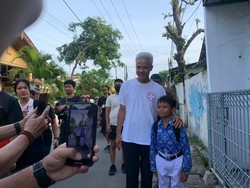 Ganjar Jalan Pagi di Kota Tegal, Warga Berebut Salaman dan Berfoto