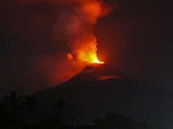 Penduduk Lima Desa Mengungsi gegara Gunung Lewotobi Meletus Ratusan Kali